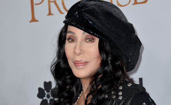 CHER: Ya en sus 70, esta cantante no deja de sorprender con su apariencia esbelta y juvenil. Asegura que come saludable, no fuma y apenas consume alcohol. Se ejercita y hasta surfea. (Featureflash Photo Agency/ Shutterstock)