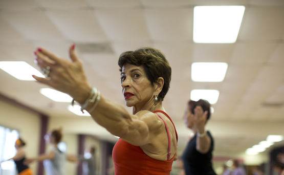 MARÍA TERESA MENDIZABAL: Puerto Rico la conoce por ser pionera en el fitness y los aeróbicos televisados. Duerme siete horas, desayuna avena con leche de almendra, uvas rojas, tostada de pan integral, café con leche y jugo de china. (tonito.zayas@gfrmedia.com)