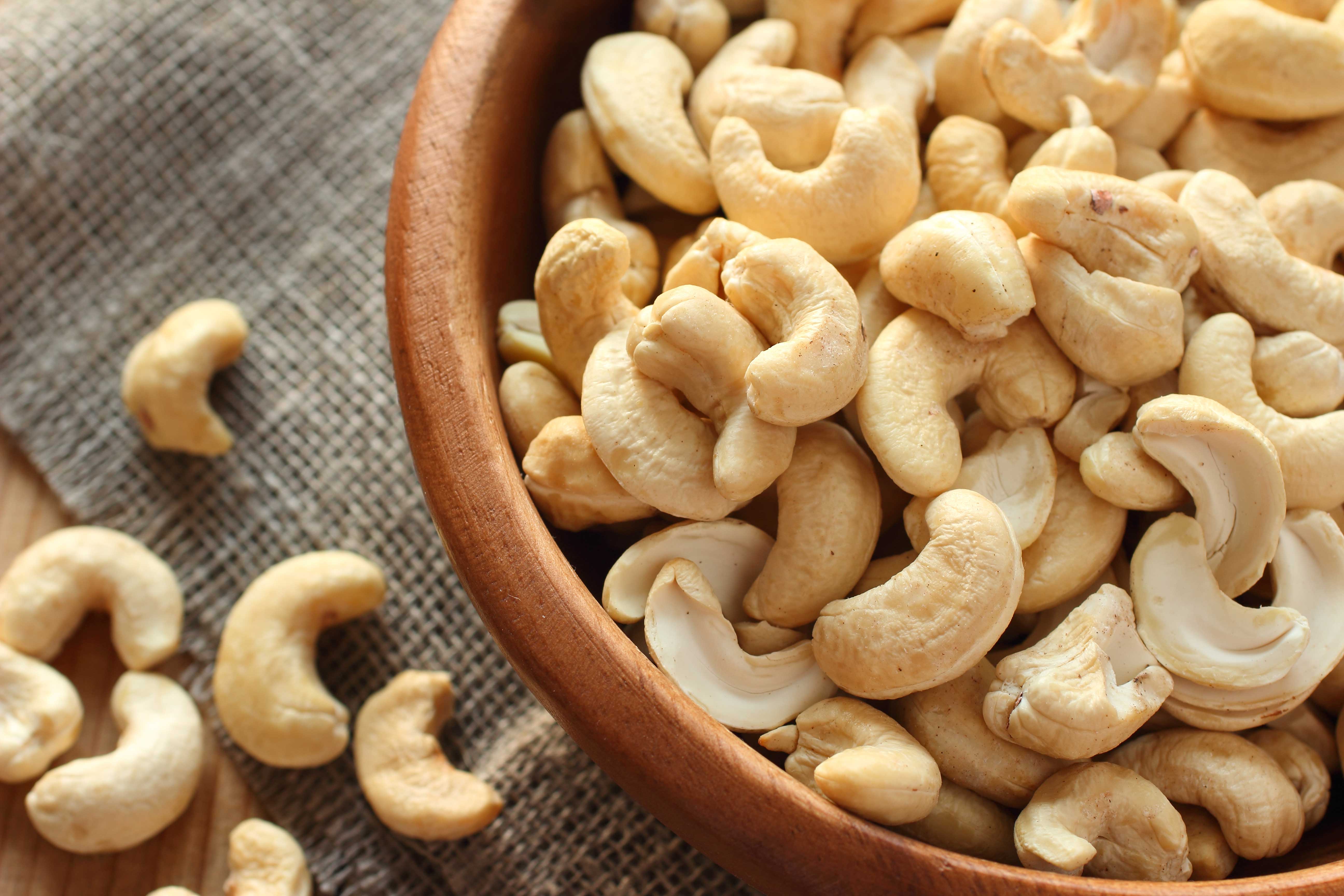 Razón 6: dormirás mejor si comes nueces porque aportan triptófano, magnesio y vitamina B6 que favorecen el estado de relajación.