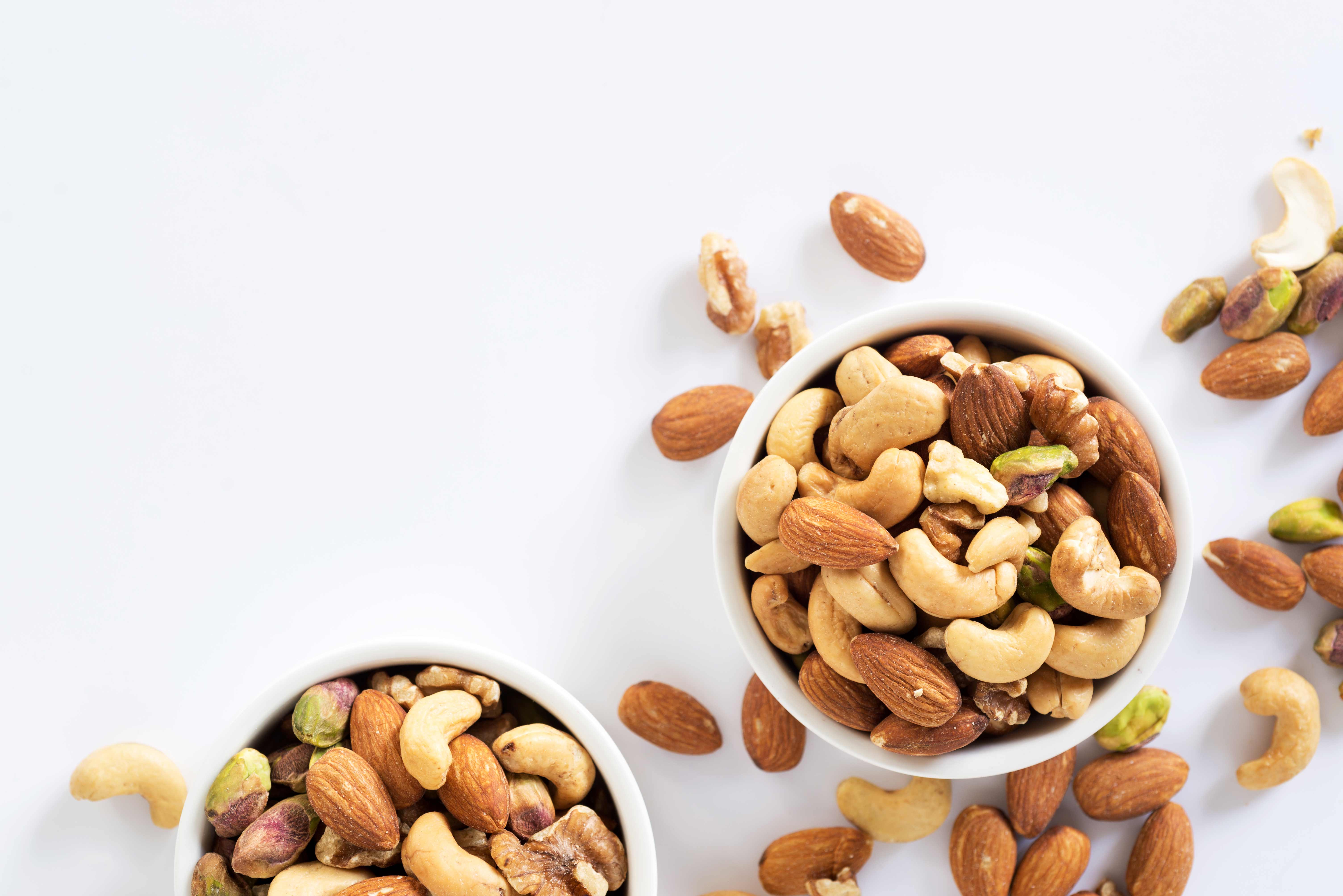 Razón 1: una onza de nueces tiene unas 175 calorías, 5 gramos de proteínas y 16 gramos de grasa, además de vitamina E, magnesio, fósforo, selenio y manganeso.