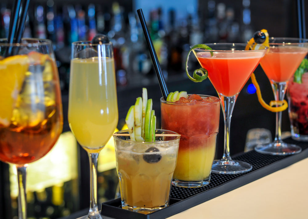 4. Alcohol: La Comisión Federal para la Protección contra Riesgos Sanitarios señala que el alcohol es una sustancia diurética que incrementa la producción de orina hasta el triple del líquido consumido, lo que hace que el cuerpo se deshidrate muy rápido causando un aspecto reseco en la piel. (Shutterstock)