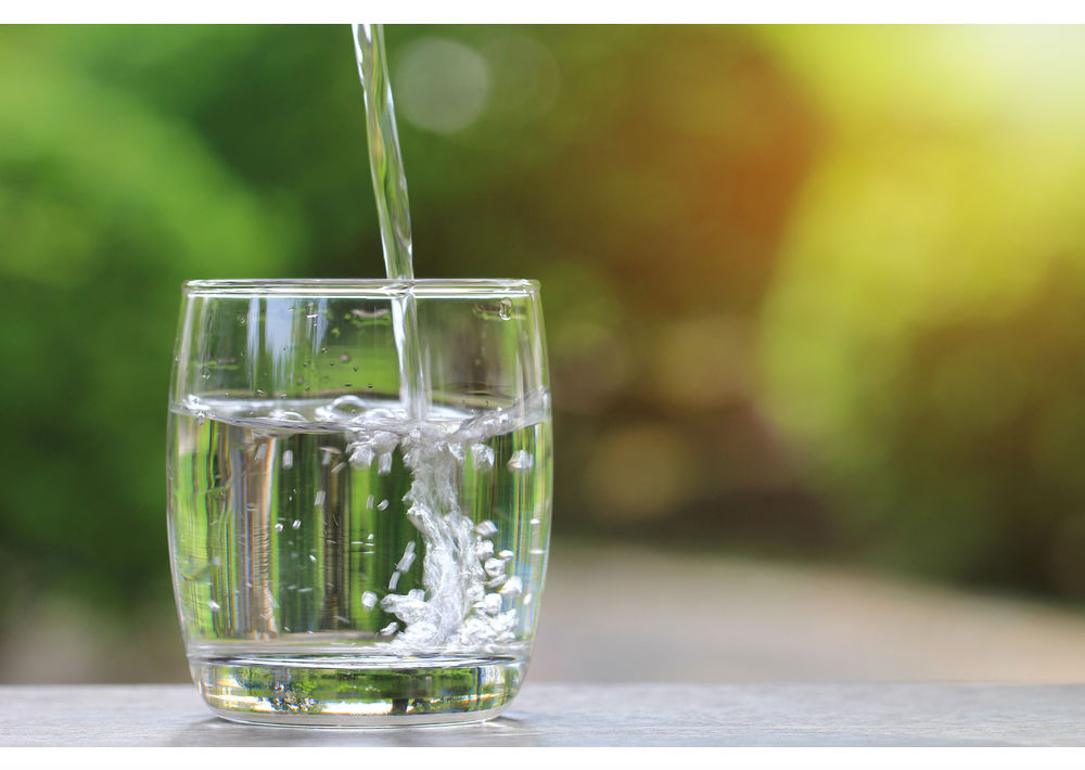 La mejor hidratación es y será por siempre con agua natural. Este vital líquido, más allá de que no aporta calorías, es un elemento básico en la dieta de cualquier ser humano e indispensable para mantener un buen estado de salud, y si bien es la mejor opción, existen otras bebidas que además de hidratar, presentan importantes beneficios a la salud.