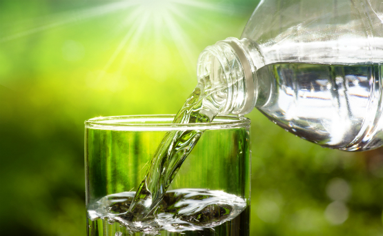 Bebe mucha agua. Hacer esto y mantenerse hidratado es muy importante. Esto ayuda en la digestión y disminuir los efectos secundarios del estreñimiento y la fatiga. Si el agua es difícil de tomar para el paciente, le puede echar algún tipo de sabor, como de “berries” o limón. (Suministrada)