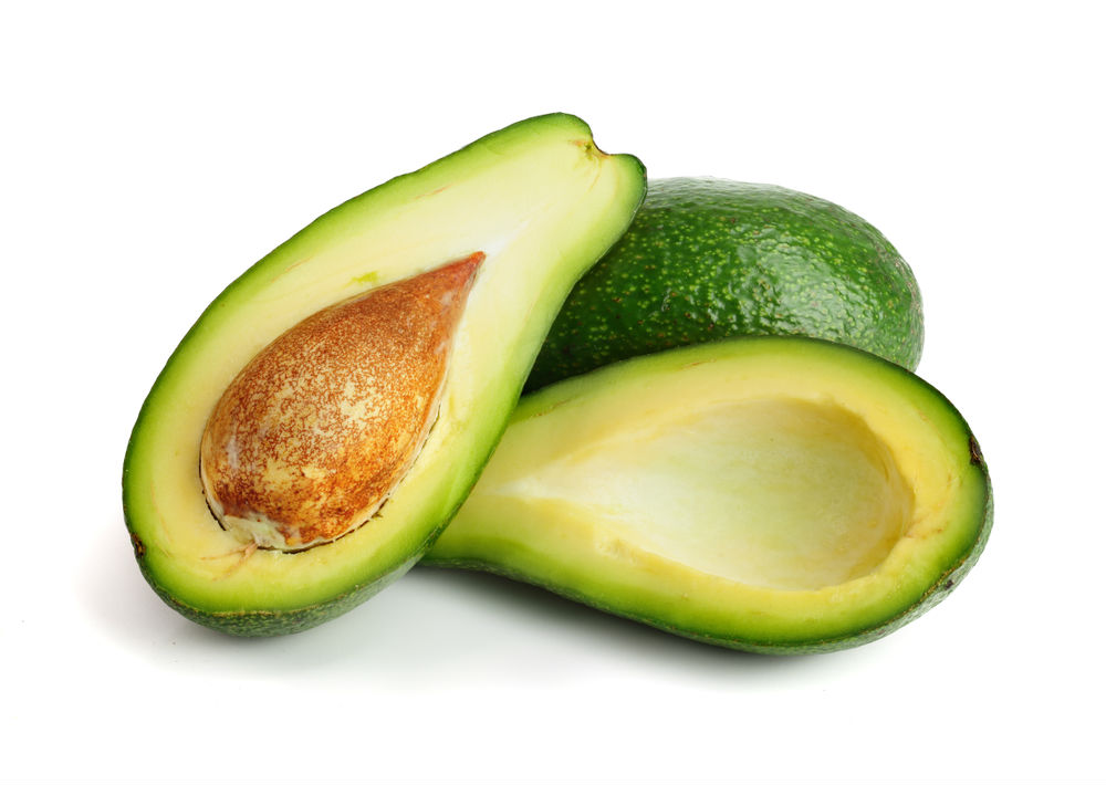 Aguacate: Debido a sus altos registros de calorías y de grasas, este fruto es una excelente opción para bajar de peso debido a que contribuye a la disminución del riesgo del síndrome metabólico, además de que sus concentraciones de ácido oleico minimiza el hambre. "El contenido de ácido oleico de una comida promueve la respuesta de la oleoiletanolamida y reduce la posterior ingesta de energía en los seres humanos", se lee en la Biblioteca Nacional de Medicina, de Estados Unidos.