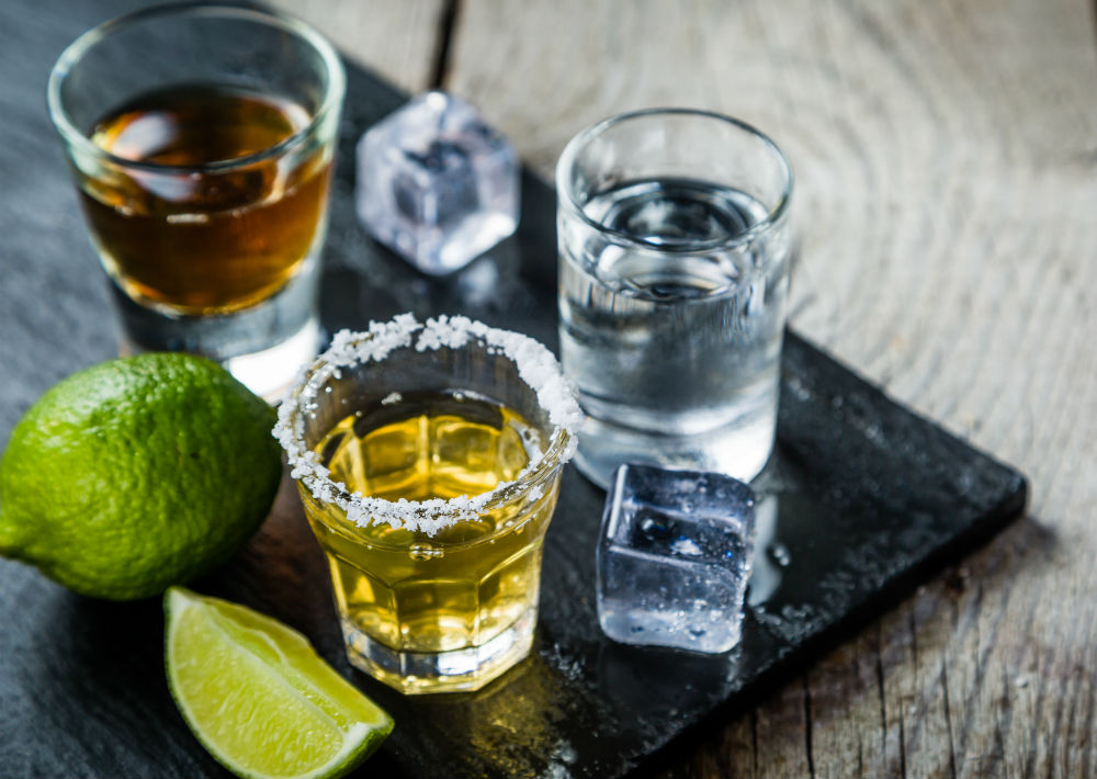 Alcohol: Una sustancia que es preferida por muchos para amenizar una fiesta o reunión, pero que su abuso prolongado desencadena depresión al hacer interferencia en receptores del sistema nervioso. De este modo, nuestra alimentación no sólo afecta cuestiones como el peso, la digestión, o el dormir, también afecta nuestra salud mental, por tal motivo es de considerar un especial cuidado en lo que se consume si se quiere ser feliz.(Shutterstock)