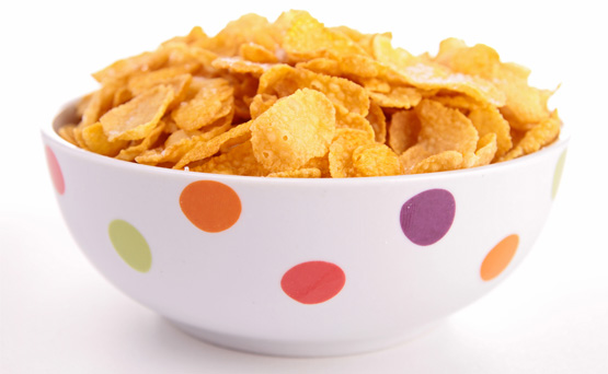Cereales: Hay múltiples variedades de estos cereales, pero el principal problema radica en aquellos que además de fruta, tienes dulce añadido. Si bien es típico que estas comidas de la mañana contengan aproximadamente 12 gramos por porción, el problema es que la mayoría de las personas llena un tazón entero en lugar de una porción recomendada. Más la leche. (Shutterstock)