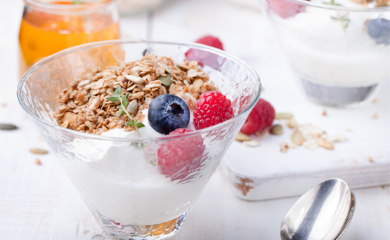 Yogur con cereales: Un vaso de éstos podría contener hasta 380 calorías, 10 g de grasa, 170 mg de sodio y 48 g de azúcar. Por lo general, este tipo de yogur se endulza con jarabe de maíz y granola. (Shutterstock)