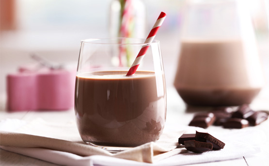 Leche de sabor: 200 gramos de chocolate con leche contienen 25 gramos de azúcar, aproximadamente. Es importante mantener en orden el consumo de este producto, pues su sabor estimula su consumo sin control. (Shutterstock)