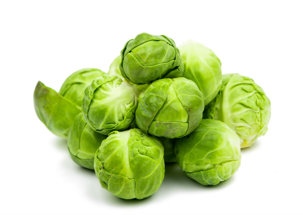 Los coles (repollitas) de Bruselas son vegetales que contienen pocas calorías y alta densidad nutricional, pero altos en contenidos de vitaminas A, C y K, potasio y ácido fólico. Además, son antioxidantes, lo cual ayuda a prevenir el daño celular en el cuerpo. Este miembro de la familia de vegetales crucíferos (junto con el brócoli, el coliflor, la col y la col rizada ) era cultivado en Italia en los tiempos de los emperadores romanos y recibió su nombre por la ciudad de Bruselas (Bélgica), donde tuvo su primera aparición en las mesas de la alta sociedad. Una taza de repollas de Bruselas cocidas contiene menos de 56 calorías, pero está cargada con más del 240 por ciento de la cantidad diaria recomendada de vitamina K1 y casi 130 por ciento de los requerimientos de vitamina C. Son, además, una buena fuente de fibra, manganeso, potasio y vitamina B. (Shutterstock)