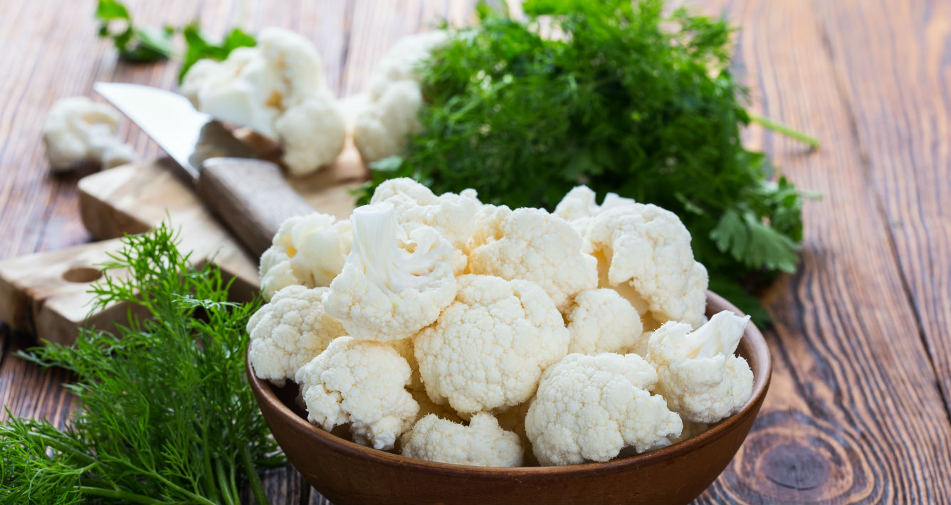 Coliflor. El cansancio o las noches sin dormir muchas veces nos producen unas enormes ojeras que como sea queremos desaparecer. Para ello, consume vitamina K y hierro, los cuales se encuentra en alimentos como el coliflor. (Shutterstock)