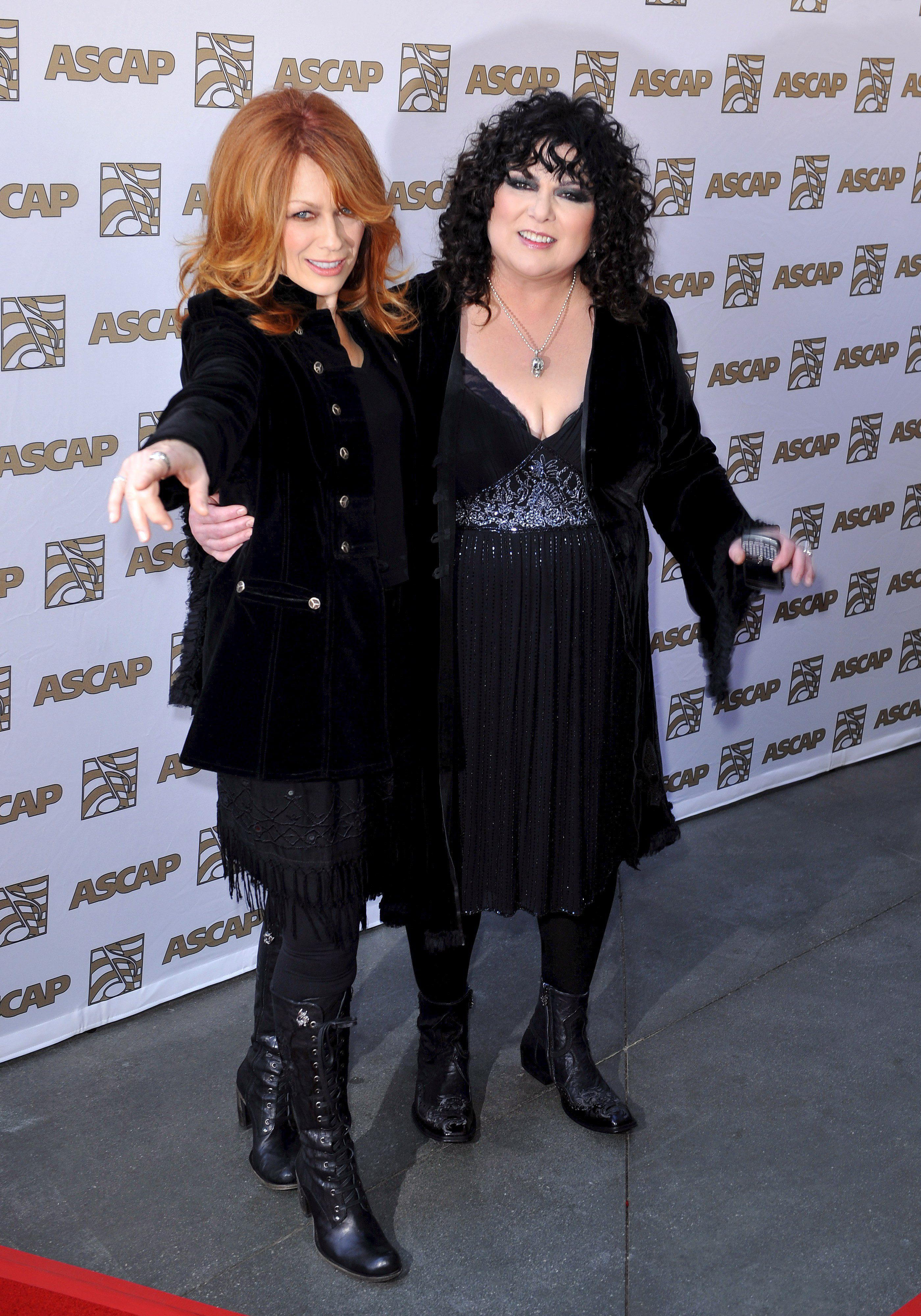 Ann Wilson (a la derecha), vocalista de la banda Heart, recibió tanta presión por ser delgada que comenzó a sufrir ataques de pánico antes de subir al escenario. Eso la llevó a someterse a una cirugía bariátrica en el 2002. (Archivo)