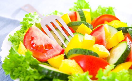 Ensalada caribeña: Hay ensaladas, como esta, que contienen hasta 66 g de azúcar debido a que están elaboradas con frutas dulces como piña, arándanos secos y mandarinas. Además, se completa con aderezo de miel. (Shutterstock)