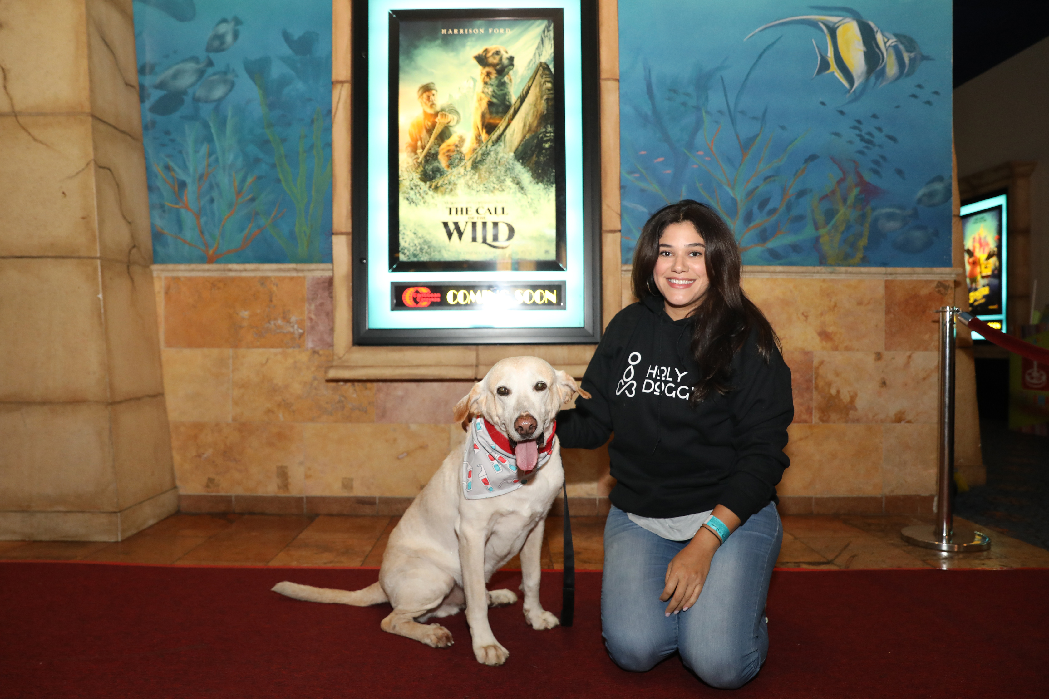 Junto con sus dueños, diversos perros de servicio desfilaron por la alfombra roja del estreno del filme The Call of the Wild. (Suministrada)