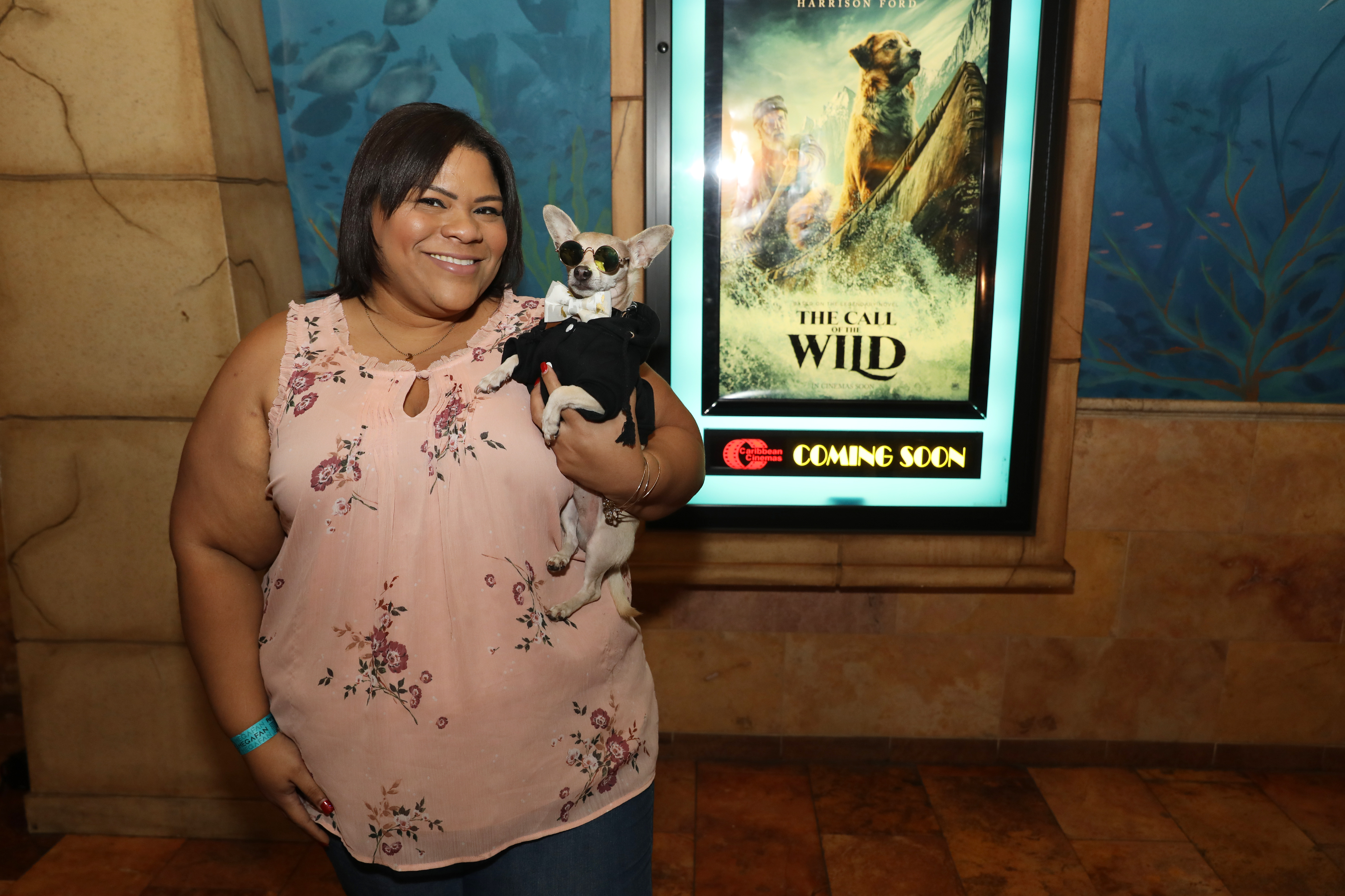 Junto con sus dueños, diversos perros de servicio desfilaron por la alfombra roja del estreno del filme The Call of the Wild. (Suministrada)