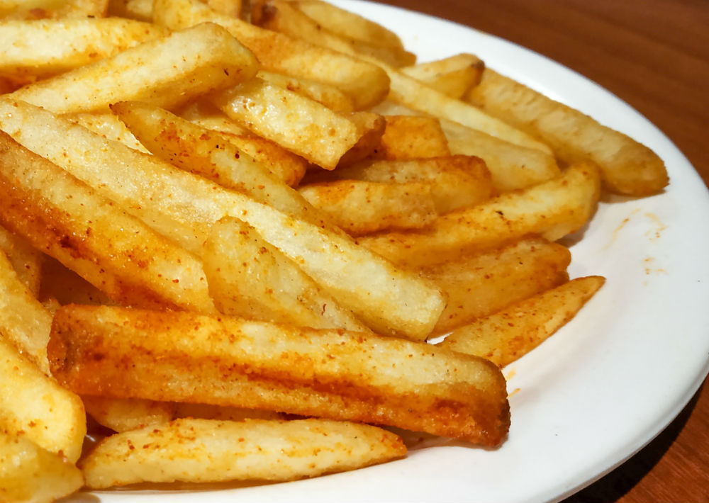 2. Comida frita: Algunos de los alimentos fritos, como las papas, contienen mucha sal que al absorberse en la sangre produce deshidratación y resequedad en la piel. (Shutterstock)
