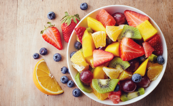 Frutas y vegetales. Cualquier fruta puede venir bien, no importa el color, ya que son muy buenas para ayudar al sistema inmunológico del cuerpo. Desde vegetales verdes, mangós y “berries”, hasta melón, podrían ser selecciones muy saludables y una buena merienda. (Shutterstock.com)