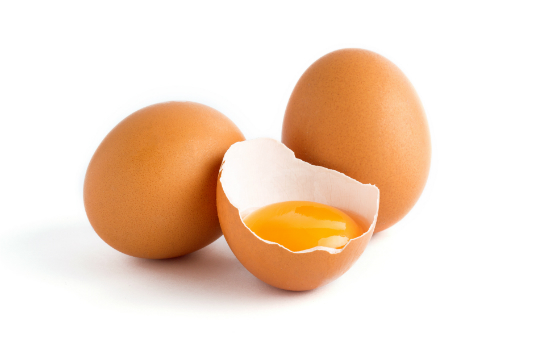 Mucha vitamina D. Prueba alimentos procesados de la leche, que sean ricos en calcio y vitamina D, como el yogur griego solo o el huevo. Los prebióticos en estos alimentos podrían ser muy beneficiosos para la digestión. (Shutterstock.com)