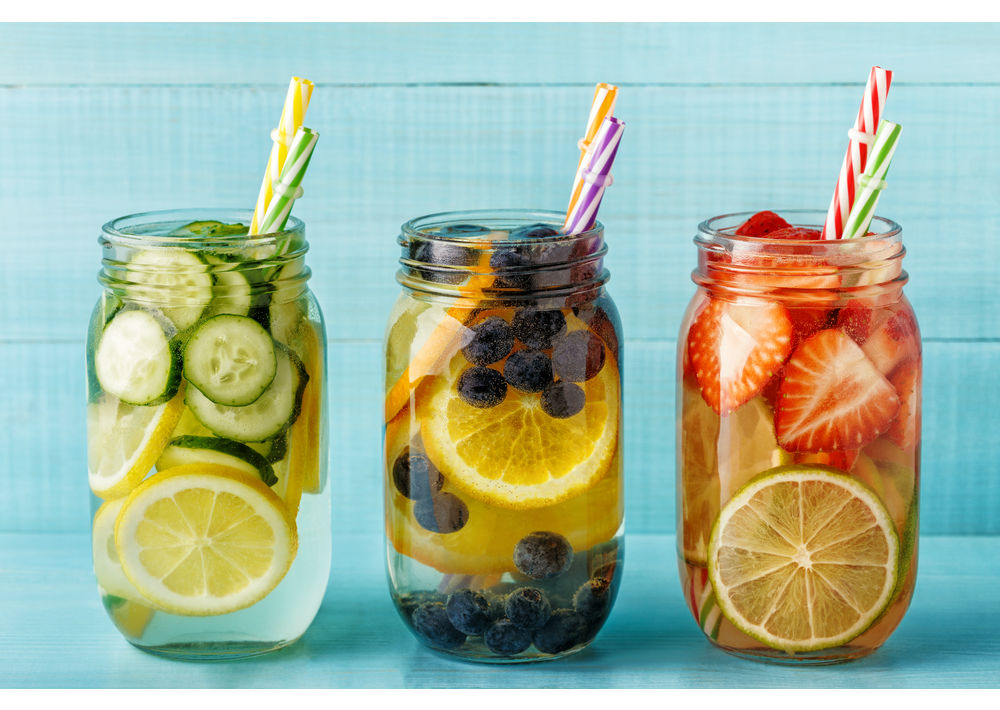 Infusiones: son una gran alternativa para las personas que no les gusta el agua natural. Sus cualidades dependen de la hierba, fruta, semilla o raíz que se utilice. Suelen controlar la ansiedad y mejorar la salud digestiva. Un dato: las infusiones son libres de calorías siempre y cuando no se les agregue azúcar o jarabe.