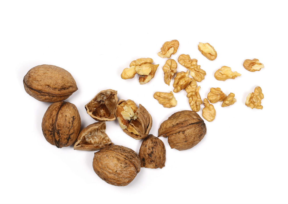 Para Harvard, las nueces ofrecen una buena dosis de grasas sanas, proteínas y vitamina E. Recomiendan las nueces típicas, almendras e incluso los pistachos; aunque aconsejan no excederse y sugieren que la cantidad equivalente a un puño de la mano al día es suficiente. Las nueces son el fruto seco con una mayor cantidad de ácidos grasos Omega-3 de origen vegetal, que ayudan a reducir el colesterol y contienen grasas y minerales que permiten controlar los niveles de presión arterial y contribuyen a prevenir enfermedades cardiovasculares. Contienen ácidos grasos omega 3 y omega 6, proteína vegetal, fibra, magnesio, fósforo y vitamina B6. (Shutterstock)