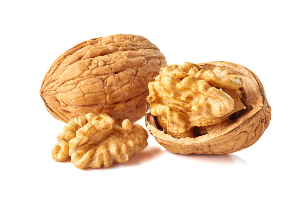 Nueces: Si alguien te ha dicho que estas semillas engordan por sus altos niveles de grasa, no lo creas. Este fruto seco tiene propiedades sorprendentes y es rico en Omega 3. De acuerdo con un estudio, sus aceites ayudan a que la grasa acumulada sea removida, además, estabiliza los niveles de serotonina y reduce los niveles de grasa en la sangre. Puedes elegir consumirlas cuando te de hambre entre comidas y la cantidad, un puñado.