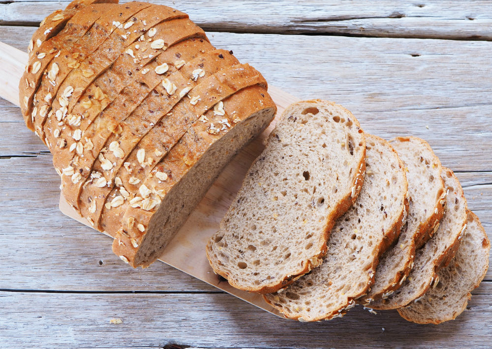 Pan de avena: Es tanto saludable como ligero y posee una gran cantidad de fibra. Disminuye la sensación de cansancio y al igual que el pan blanco es un excelente aliado para obtener energía.