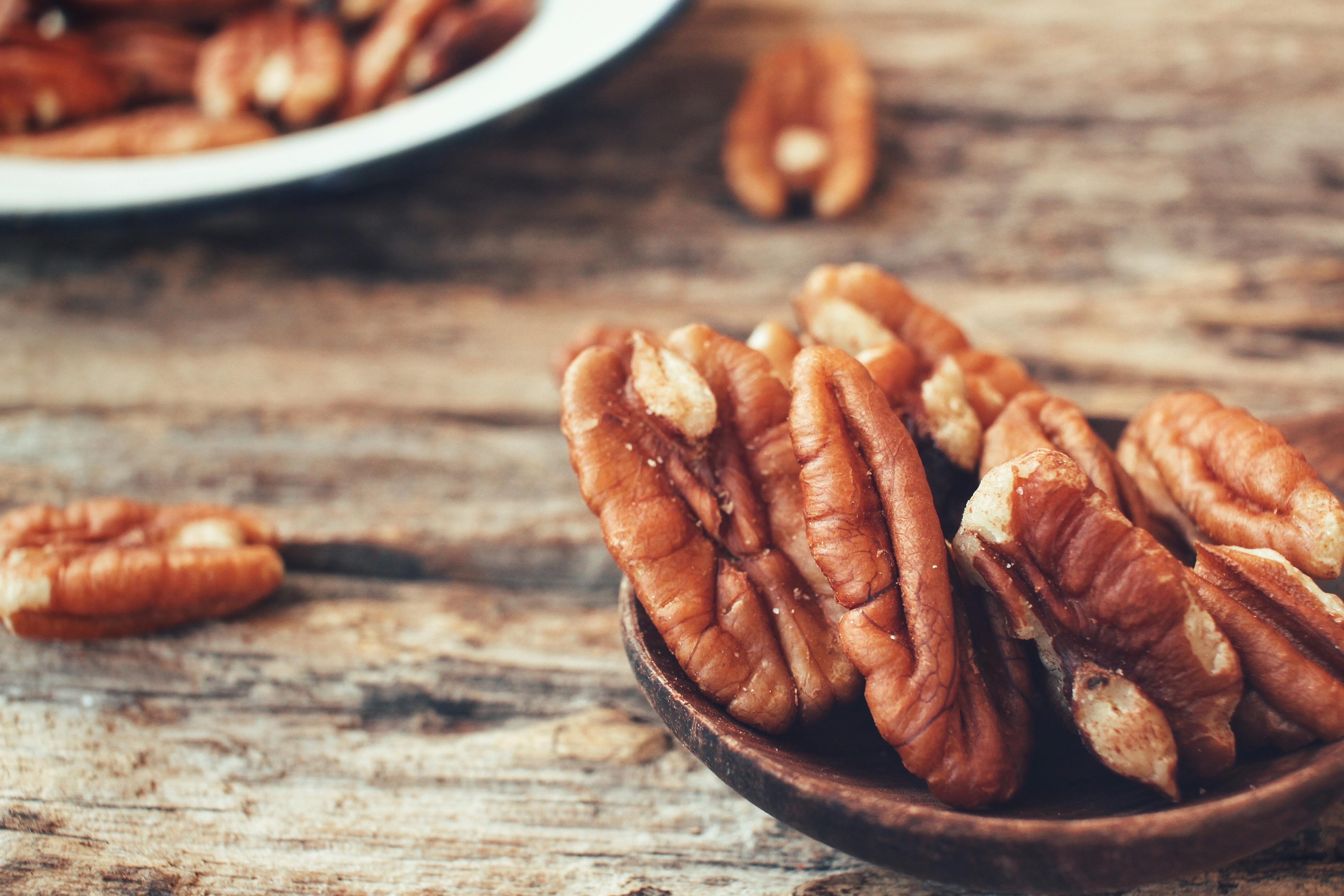 Razón 6: dormirás mejor si comes nueces porque aportan triptófano, magnesio y vitamina B6 que favorecen el estado de relajación.