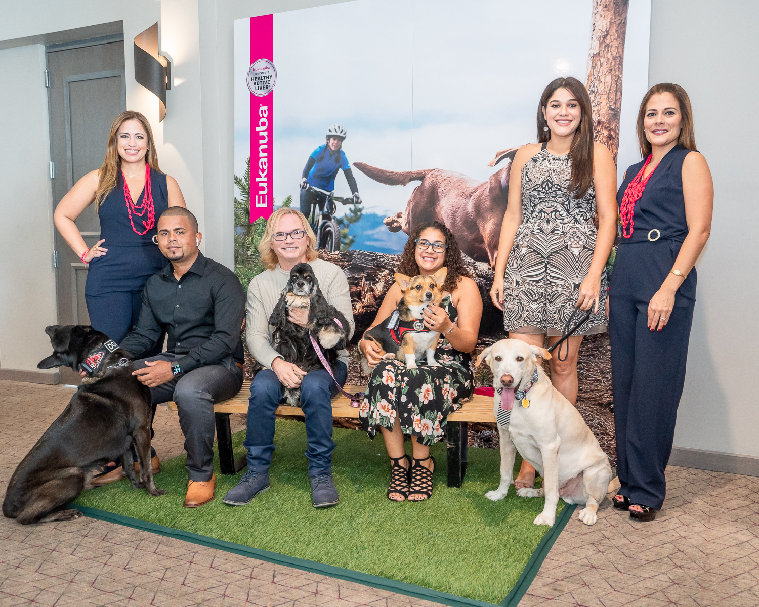 Yina Cruz, gerente de ventas y mercadeo de Eukanuba; José Tirado y el perro de seguridad homenajeado, Janicus; Iván Santiago y el perro homenajeado de terapia, Kal-El; Keychla Padilla y la perra homenajeada de servicio, Brandy; Evelyn Torres y el perro homenajeado asistente terapista de reiki, Nose y Ana Vecchini, ejecutiva de mercadeo de Eukanuba. (Suministrada)