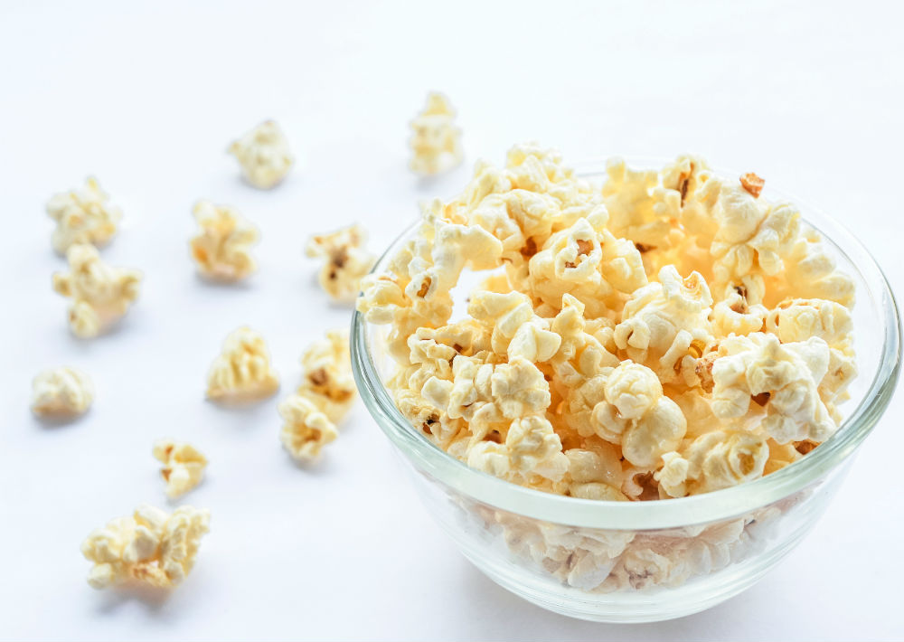 3. Palomitas: Las palomitas de microondas también contienen alto contenido de sal. Según el National Institutes of Health, cuando se tienen altos valores de sodio, el cuerpo hace uso del agua que tiene para eliminar el exceso en forma de orina, lo que provoca que el organismo se deshidrate. (Shutterstock)