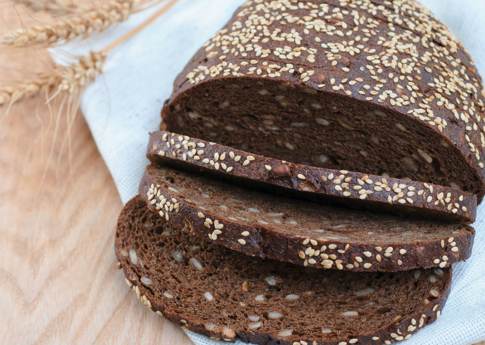 Pan de centeno: Es por mucho el pan más saludable pues contiene más fibra y nutrientes que otros, además de hierro y vitamina B. Aunque su consumo no es tan común como el pan de trigo es una gran opción que de incluirla en tu dieta te aportará energía para tu día a día.