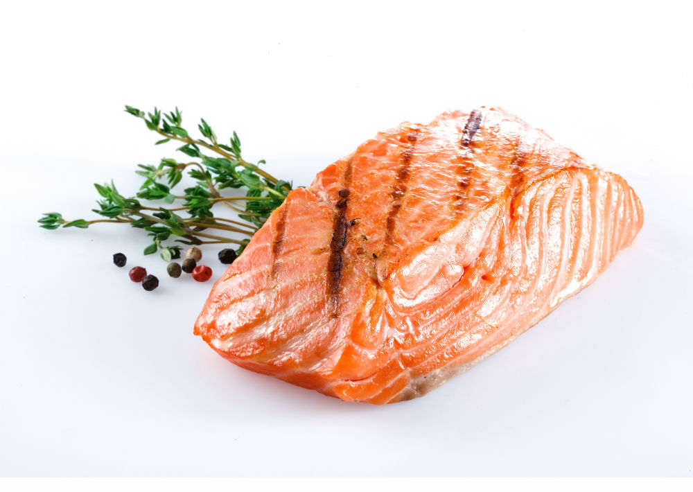 Según la investigación de Harvard, el salmón es un alimento rico en proteínas y en ácidos grasos (Omega-3), por lo cual es bueno para el corazón y el cerebro. Además, provee vitamina D. Aunque comer salmón diariamente puede resultar difícil para la mayoría de personas, procurar consumirlo una vez a la semana sería muy benéfico. Además de estas características, el nutricionista Rubén Orjuela afirma que contiene todos los aminoácidos esenciales para el organismo, al igual que buenas cantidades de magnesio, potasio, fósforo, sodio y yodo; este último, relacionado con el buen funcionamiento de la tiroides y, por extensión, de todo el metabolismo. (Shutterstock)