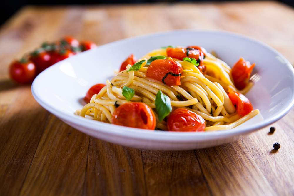 No elimines los hidratos de absorción lenta de tu dieta (pan, patata, legumbres, arroz, pasta…), bastará con reducir su cantidad. En contra de lo que se cree, comer sin hidratos no es sano y puede provocar un efecto rebote en el peso.