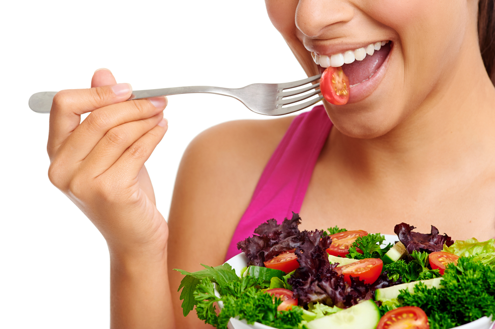 No te saltes comidas. Recuerda que la ingesta de comida es un estímulo para que el organismo tenga el metabolismo activo -lo que consume calorías- y además proporciona saciedad, librándonos del nocivo picoteo.