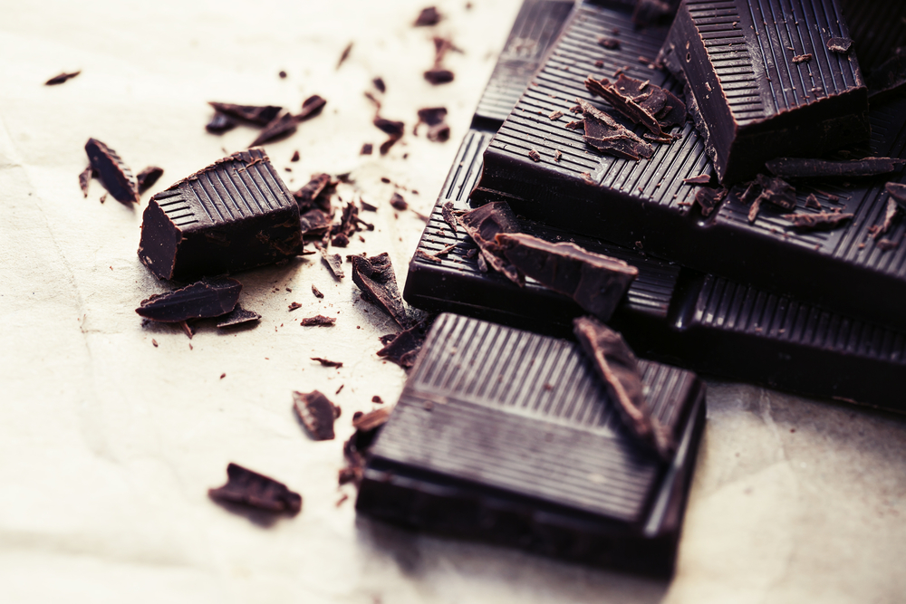 Evita el consumo de dulces y azúcar. Si no puedes resistir la tentación, una alternativa es tomar una onza de chocolate puro y usar estevia como edulcorante.