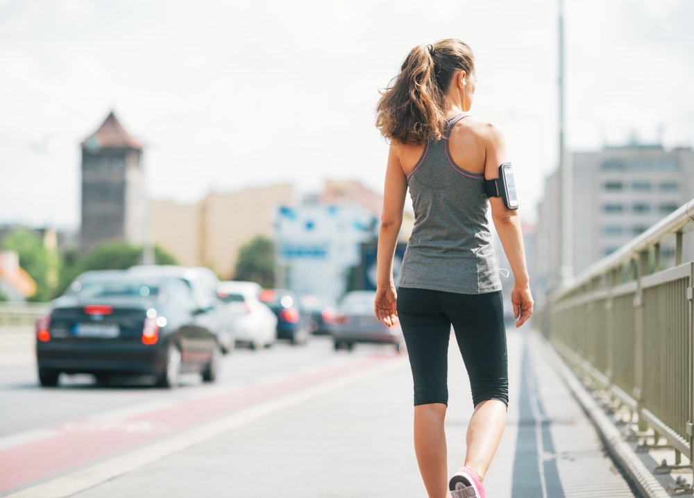 Actividad física diaria. Es el complemento indispensable a una buena alimentación. Si no tienes tiempo o ganas de ir al gimnasio, puedes caminar al menos media hora todos los días. Si usas transporte público, un buen truco es bajarte del tren o de del autobús una parada antes de la tuya habitual y continuar el último tramo caminando.