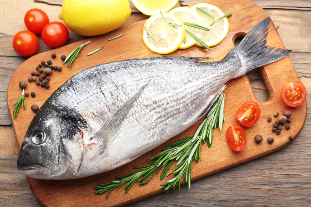 Mejor pescado que carne. Y cuando comas productos cárnicos, retira toda la grasa visible antes de cocinarlos.