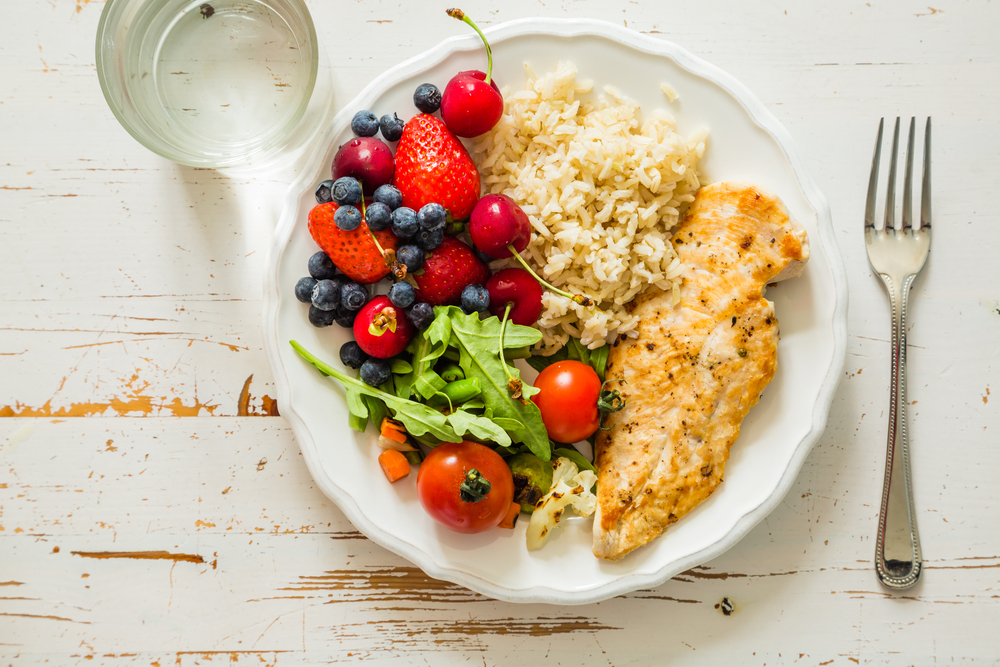 Reduce las raciones. Procura que la mitad de tu plato lo ocupen verduras y hortalizas, un cuarto los hidratos y otro cuarto los alimentos proteicos.