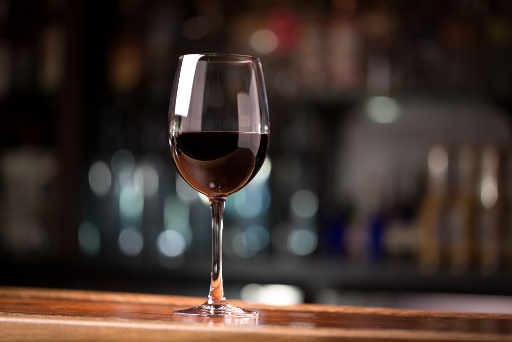 Huye del alcohol. Evítalo entre semana y en las comidas bebe solo agua. Si quieres darte un capricho el fin de semana, inténtalo con cerveza sin alcohol o, como máximo, una copa de vino en una de las comidas del sábado o del domingo. Los alcoholes de alta graduación, descartados.