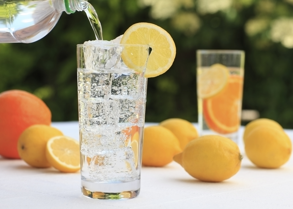 Agua mineral: es una bebida libre de calorías por lo que puede ser una opción para los amantes de las burbujas. Sin embargo, no es recomendada para personas que buscan perder peso pues de acuerdo a un reciente estudio, el gas en las bebidas estimula la hormona del apetito, lo que nos puede llevar a comer de más.