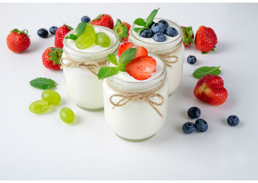 El yogur, de acuerdo con la investigación de Harvard, ofrece una forma sencilla de obtener probióticos para mantener las bacterias intestinales que favorecen numerosos procesos en el organismo. Además contiene proteína, calcio, magnesio, vitamina B12 y ácidos grasos. Es importante evitar yogures de marcas que les añaden azúcar. Yogur simple con una sana cantidad de probióticos es lo que se debe buscar. Ayuda a mejorar la flora intestinal y el sistema inmunológico. (Shutterstock)