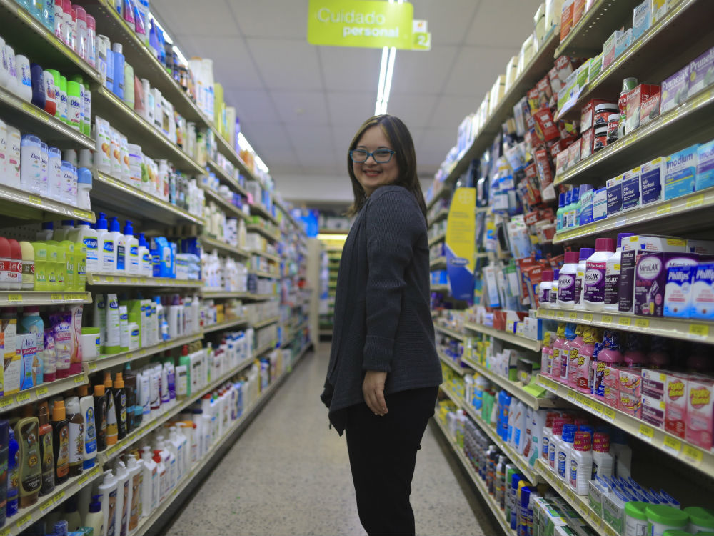 Tamara Díaz Colón es parte de los 17 jóvenes adultos con Síndrome Down que la Fundación de Síndrome Down logra ubicar cada año en diferentes puestos de trabajo. (teresa.canino@gfrmedia.com)