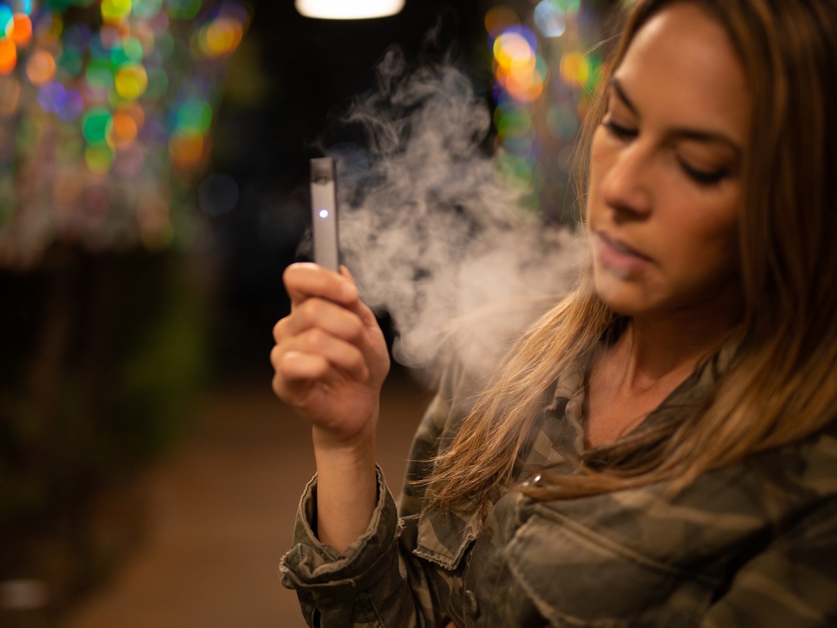 Los cigarrillos electrónicos cambian las bacterias de la boca