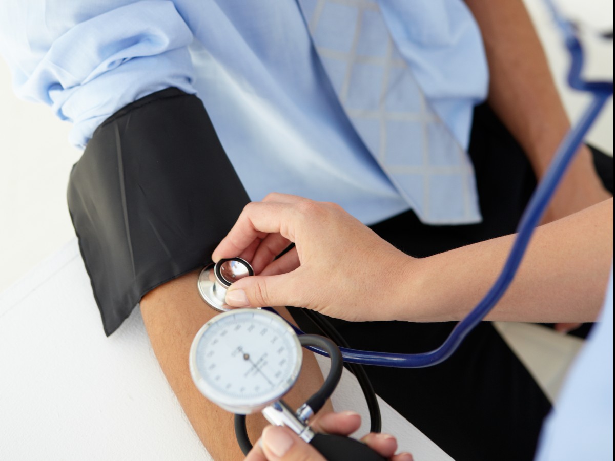¿Qué es la presión arterial sistólica peligrosamente alta?