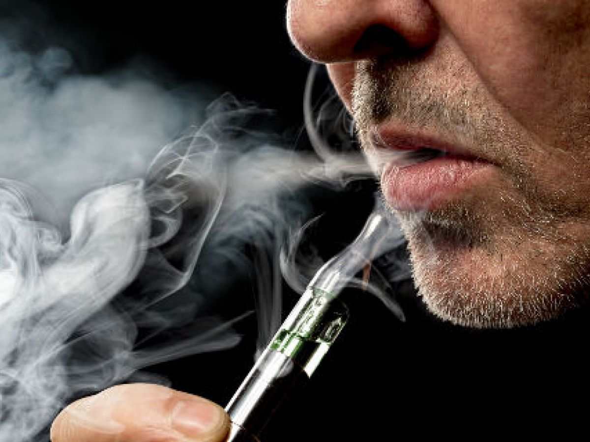 Médico asegura que vaporizadores causan casi el mismo daño que los cigarros normales
