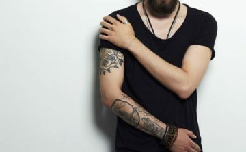 De tatuajes y “piercings”