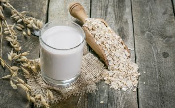 La soja quedó atrás: la leche de avena se impone en los cafés
