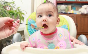Los bebés que comen sólidos antes tienen menos problemas para dormir