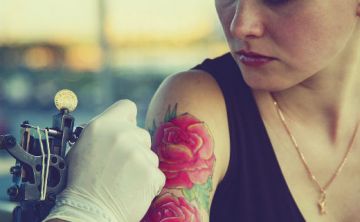 Tatuajes y perforaciones corporales aumentan casos de hepatitis