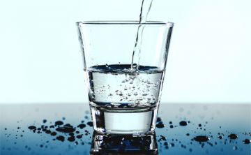 El poder y los beneficios de tomar agua a diario