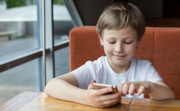 Redes sociales afectan socialización tradicional en niños y jóvenes