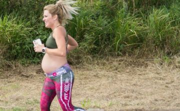 El embarazo no detuvo a Jennifer Croley de completar el Medio Maratón San Blas